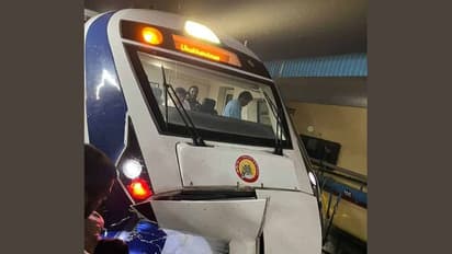 ఖమ్మంలో గేదెలను ఢీకొన్న వందే భారత్ రైలు.. దెబ్బతిన్న ముందుభాగం