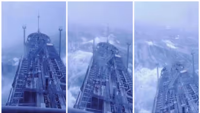 Viral Video: തിരമാലകളില് ആകാശത്തോളം ഉയര്ന്ന് ഒരു എണ്ണക്കപ്പല്; നടുക്കമുണ്ടാക്കുന്ന വീഡിയോ!