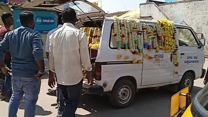 Chikkamagaluru: ದಾರಿ ಮಧ್ಯೆ ನಿಂತ ಸರ್ಕಾರಿ ಮುಕ್ತಿ ವಾಹನ: ತಳ್ಳಿ ಸ್ಟಾರ್ಟ್ ಮಾಡಿದ ಮೃತನ ಸಂಬಂಧಿಕರು