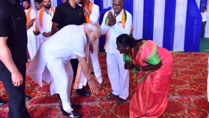 When PM Modi bowed before woman BJP member during Karnataka visit