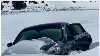 81 കാരന് മഞ്ഞില് പുതഞ്ഞ കാറിൽ കുടുങ്ങിയത് ഒരാഴ്ച, ജീവൻ നിലനിർത്തിയത് മിഠായി കഴിച്ച്!