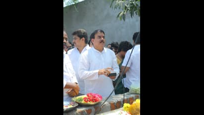 మంగళగిరిలో వంద అడుగుల జనసేన జెండా... మీట నొక్కి ఆవిష్కరించిన నాదెండ్ల (పోటోలు) 