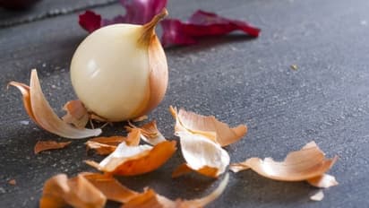 வெங்காயத் தோலை இனி தூக்கிப் போடாதீங்க; அப்புறம் வருத்தப்படுவீங்க!