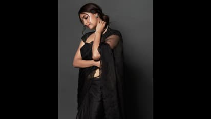 குஷி ஜோதிகாவுக்கு போட்டியா?  கருப்பு சேலையில் எலுமிச்சை நிற இடையை காட்டிய கீர்த்தி சுரேஷை சொக்கி போன ரசிகர்கள்