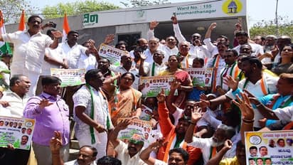 ಮುಚ್ಚಿದ ಇಂದಿರಾ ಕ್ಯಾಂಟೀನ್ ಮುಂದೆ ಉಪ್ಪಿಟ್ಟು ಹಂಚಿದ ಕಾಂಗ್ರೆಸ್