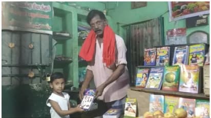 പഴങ്ങള്‍ വാങ്ങാനെത്തുന്നവർക്ക് പുസ്തകങ്ങൾ സമ്മാനിക്കുന്ന പഴക്കച്ചവടക്കാരൻ! 