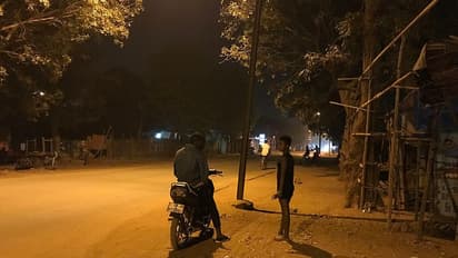 சாலையோரத்தில் கட்டாய பாலியல் தொழிலில் ஈடுபடுத்தப்படும் தமிழக இளைஞர்கள்; அதிர்ச்சி சம்பவம்