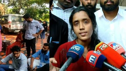 വോട്ട് ചോദിക്കാൻ എത്തിയ കെഎസ്യു ചെയർപേഴ്സണ് സ്ഥാനാർത്ഥിയെ എസ്എഫ്ഐ പ്രവർത്തകർ കാറിൽ പൂട്ടിയിട്ടു, പരാതി