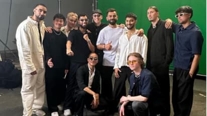 ബാറ്റേന്തി ക്വിക്ക് സ്റ്റൈലിനൊപ്പം കിംഗ് കോലിയുടെ ഡാന്ഡ് വൈറല്; 'കാലാ ചഷമാ' എവിടെയെന്ന് ആരാധകര്