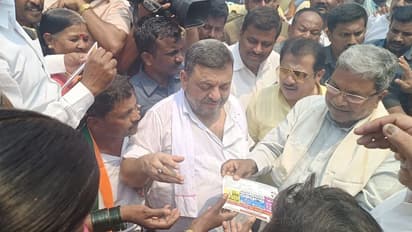 ಶ್ಯಾಮನೂರಿನಲ್ಲಿ ಕಾಂಗ್ರೆಸ್‌ ಗ್ಯಾರಂಟಿ ಕಾರ್ಡ್‌ ಹಂಚಿದ ಸಿದ್ದರಾಮಯ್ಯ