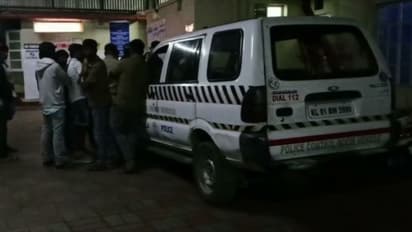 അച്ഛനെ തല്ലിയത് ചോദിക്കാൻ ചെന്ന മകനെ മാരകമായി കുത്തി; ഇടുക്കിയിൽ യുവാവ് അത്യാസന്ന നിലയിൽ