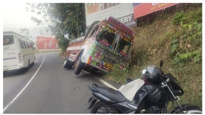 താമരശ്ശേരി ചുരത്തിൽ ചരക്കു ലോറി ഓവുചാലിലേക്ക് മറിഞ്ഞു