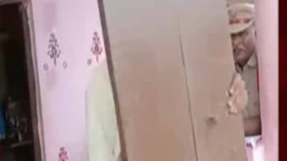 ఈఎంఐ చెల్లించలేదు: మాజీ సర్పంచ్ ఇంటి తలుపులు తీసుకెళ్లిన బ్యాంకు సిబ్బంది