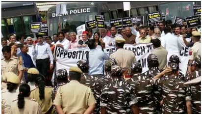 അദാനി വിഷയം: കൊടും അഴിമതിയിൽ അന്വേഷണം വേണമെന്ന് ഖർഗെ; പ്രതിഷേധ മാർച്ച് നടത്തി പ്രതിപക്ഷ പാർട്ടി എംപിമാർ