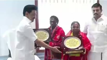 ദ എലിഫന്റ് വിസ്പേഴ്സിലെ ആന പരിപാലകരായ ദമ്പതികളെ പൊന്നാട അണിയിച്ച് ആദരിച്ച് എം കെ സ്റ്റാലിൻ