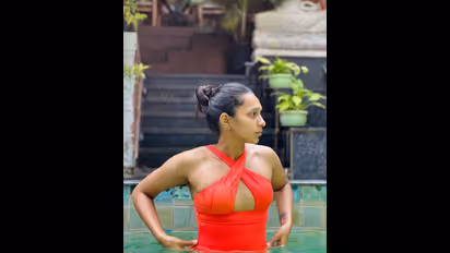 பிகினி உடையில்... நீச்சல் குளத்தில் இருந்தபடி கவர்ச்சியில் ரணகளம் செய்யும் சர்பட்டா பட நடிகை! ஹாட் போட்டோஸ்!