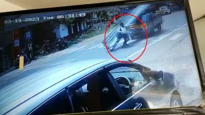 റോഡ് മുറിച്ച് കടക്കുന്നതിനിടെ സ്റ്റീൽ കമ്പികൾ തെറിച്ച് വീണു, യുവാവ് രക്ഷപ്പെട്ടത് അത്ഭുതകരമായി
