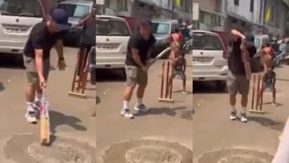 மும்பையில் சிறுவர்களுடன் ஸ்ட்ரீட் கிரிக்கெட் ஆடிய வார்னர்..! வைரல் வீடியோ