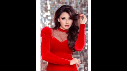 ರೆಡ್ ಹೈ ಸ್ಲಿಟ್ ಕಟ್ ಗೌನ್‌ನಲ್ಲಿ ಮಿಂಚಿದ ಊರ್ವಶಿ; ಇದರ ಬೆಲೆ ಕೇಳಿದ್ರೆ ಅಚ್ಚರಿ ಪಡ್ತೀರಾ!