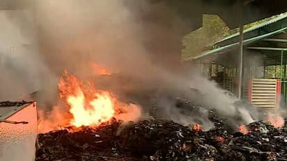 കുളനട മാർക്കറ്റിലെ മാലിന്യകൂമ്പാരത്തിന് തീ പിടിച്ചു, ഷെഡ് പൂർണ്ണമായും കത്തി, പുക നിയന്ത്രണവിധേയമാക്കാൻ ശ്രമം