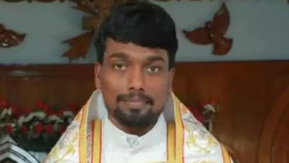 தேவாலயத்துக்கு வரும் இளம்பெண்களிடம் சில்மிஷம் செய்த பாதிரியார்… வீடியோக்கள் வெளியானதால் பரபரப்பு!!