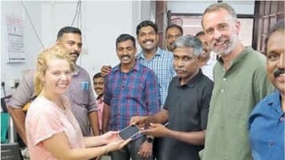 വിദേശ യുവതിയുടെ ഐ ഫോൺ നഷ്ടമായി, മൂന്ന് മണിക്കൂർ തിരച്ചിൽ, മൂന്നൂറോളം ഓട്ടോകളിൽ പരിശോധന; വീണ്ടെടുത്ത് പൊലീസ്