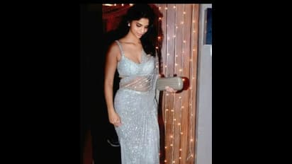 அம்மாவின் ட்ரான்ஸ்பரென்ட் சேலையில்... ஹீரோயின்களை மிஞ்சிய ஷாருக்கான் மகள் சுஹானா கான்! லேட்டஸ்ட் போட்டோஸ்!