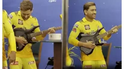 IPL 2023: தளபதி பாடலுக்கு கிடார் வாசித்த தல தோனி..! சிஎஸ்கே கேம்ப்பில் செம கச்சேரி.. வைரல் வீடியோ