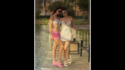 ಇಂಟರ್‌ನೆಟ್‌ ಬಿಸಿ ಹೆಚ್ಚಿಸಿದ ದಿಶಾ ಪಟಾನಿ - ಮೌನಿ ರಾಯ್‌ ಕಿಸ್ಸಿಂಗ್ ಫೋಟೋಸ್