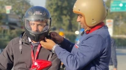 56,000 ஹெல்மெட்கள் வழங்கி 30 உயிர்களைக் காப்பாற்றிய இந்தியாவின் ஹெல்மெட் மேன்; யார் இவர்?