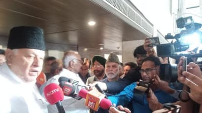 ஜம்மு-காஷ்மீர் அந்தஸ்தை மீட்டெடுக்க எதிர்கட்சிகள் கூட்டம்… தேர்தல் நடத்தக் கோரி தேர்தல் ஆணையத்திடம் மனு!!