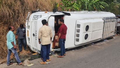 മൂന്നാർ കാണാനെത്തി മടങ്ങും വഴി ട്രാവലറിന്‍റെ ബ്രേക്ക് നഷ്ടപ്പെട്ടു, അപകടം; 22 പേർക്ക് പരിക്ക്