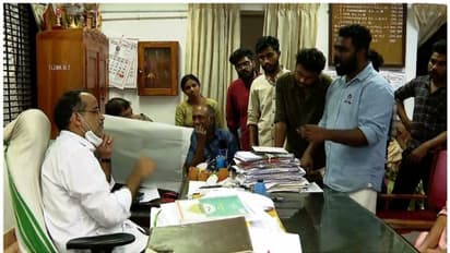 തിരുവനന്തപുരം ലോ കോളേജിൽ അധ്യാപകരെ ഉപരോധിച്ച് എസ്എഫ്ഐ