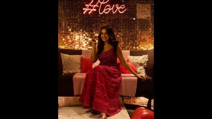 ஒரே லவ் மூடில் இருக்கும் அனிகா..! சிவப்பு நிற ஹாட் உடையில்... ரோஜா பூவை போல் பளீச் வெளியிட்ட போட்டோஸ்!