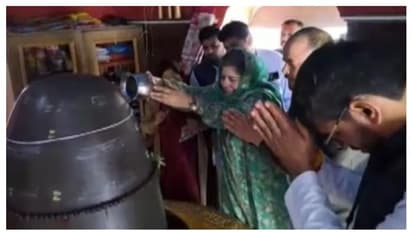 ശിവലിംഗത്തിൽ ജലാഭിഷേകം നടത്തി മെഹബൂബ മുഫ്തി; അനിസ്ലാമികമെന്ന് വിമർശനം, രാഷ്ട്രീയ ഗിമ്മിക്കെന്ന് ബിജെപി