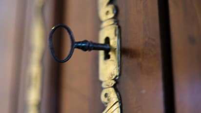 സ്ത്രീയെ അലമാരയിൽ അടച്ചിട്ടത് രണ്ട് മാസം, പുറത്തിറങ്ങാനോ ബാത്ത്റൂം ഉപയോഗിക്കാനോ സമ്മതിച്ചില്ല