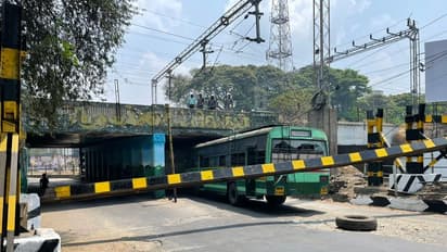 கோவையில் பேருந்தின் மீது விழுந்த இரும்பு தூண்! - அதிர்ஷ்டவசமாக காயமின்றி தப்பிய பயணிகள்!