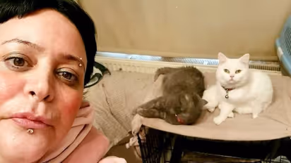 ജീവിതച്ചെലവ് കൂടി, പൂച്ചകൾക്ക് ഭക്ഷണം നൽകാൻ സ്വന്തം ഭക്ഷണം ഉപേക്ഷിച്ച് യുകെ സ്വദേശിനി