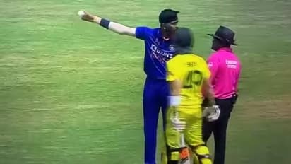 நான் அங்கே இருந்து ஓடி வர்றேன்.. அவன் ஈசியா விலகிடுறான்.! அம்பயரிடம் கத்திய ஹர்திக் பாண்டியா.. வைரல் வீடியோ