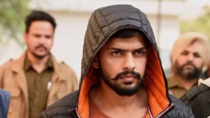 ഗുണ്ടാനേതാവ് ലോറൻസ് ബിഷ്ണോയിയെ കാണാൻ ജയിലിലെത്തി പെൺകുട്ടികൾ, സുഹൃത്തുക്കളെ കാണിക്കാൻ സെൽഫിയും