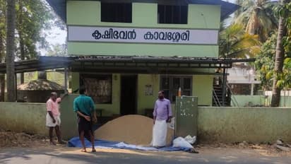 കൊയ്തെടുത്ത നെല്ല് കൃഷിഭവന് മുന്നിൽ ഉപേക്ഷിച്ച് കർഷകന്റെ പ്രതിഷേധം