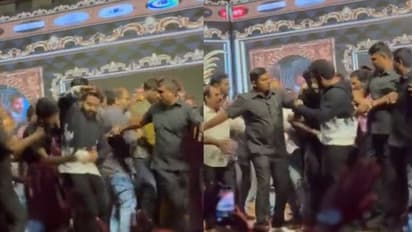 திடீரென இடுப்பை பிடித்து இழுத்த ரசிகர்… ஜூனியர் என்டிஆர் செய்த செயல் இணையத்தில் வைரல்!!