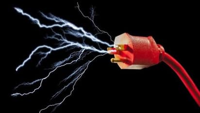 மின்கட்டண உயர்வை திரும்ப பெற வலியுறுத்தி பறையடித்து பாடையுடன் ஊர்வலம் வந்த மக்கள்