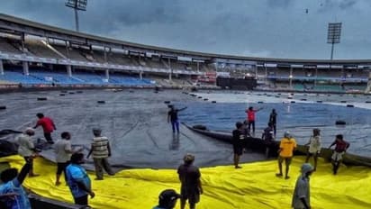 காலை முதல் மிதமான மழை; முழுசா தார்பாயால் மூடப்பட்ட விசாகப்பட்டினம் மைதானம்: டாஸ் தாமதம் ஏற்படுமா?