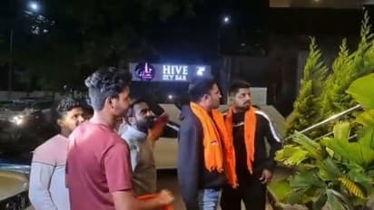 హోటల్లోకి దూసుకెళ్లి మహిళల పార్టీని అడ్డుకున్న బజరంగ్ దళ్.. ‘మన సంస్కృతికి వ్యతిరేకం’