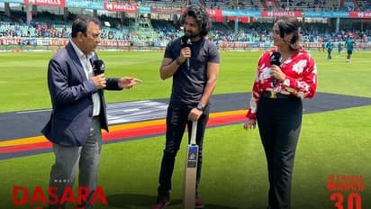 ஒரு கையில் மைக், ஒரு கையில் பேட், மைதானத்திற்கு வந்த நடிகர் நானி; வேடிக்கை பார்த்த சுனில் கவாஸ்கர்!