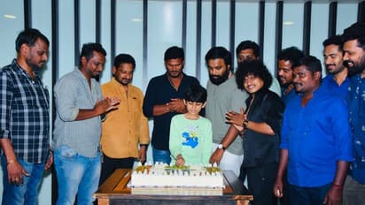 தங்க செயின் பரிசளித்து.... அயோத்தி படத்தின் அல்டிமேட் வெற்றியை கொண்டாடிய சசிகுமார் - சக்சஸ் மீட் ஸ்டில்ஸ் இதோ