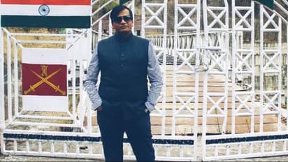 പിഎം ഓഫീസ് ഉദ്യോഗസ്ഥൻ ചമഞ്ഞ് ജമ്മു കശ്മീർ സന്ദര്ശനം; വ്യാജ വിസിറ്റിംഗ് കാര്ഡുകൾ പിടിച്ചെടുത്തു