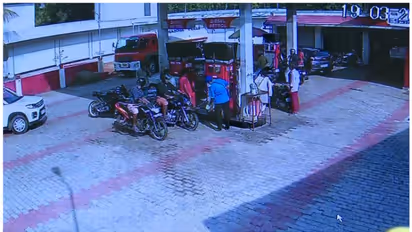 2000 ರೂ. ನೋಟು ಬದಲಾಯಿಸಿಕೊಳ್ಳೋಕೆ ಪೆಟ್ರೋಲ್‌ ಬಂಕ್‌ಗೆ ಮುಗಿಬಿದ್ದ ಜನ: ಚೇಂಜ್‌ ಇಲ್ಲ ಎಂದು ಹೇಳಿ ಸುಸ್ತಾದ ಸಿಬ್ಬಂದಿ