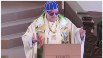 സ്വര്ണ്ണമാല, കൂളിങ് ഗ്ലാസ്, പിന്നെ 'റാപ്പ് കുര്ബാന'യുമായി ജര്മ്മന് വികാരി; വൈറലായി ഒരു കുര്ബാന